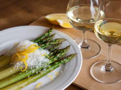 Wie kombiniere ich grünen spargel mit drei verschiedenen weißen weinen ohne geschmackschaos
