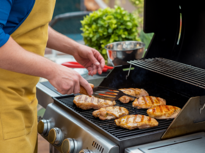 Wie bereite ich eine einfache buttermilchmarinade für zarte hähnchenbrust auf dem grill zu